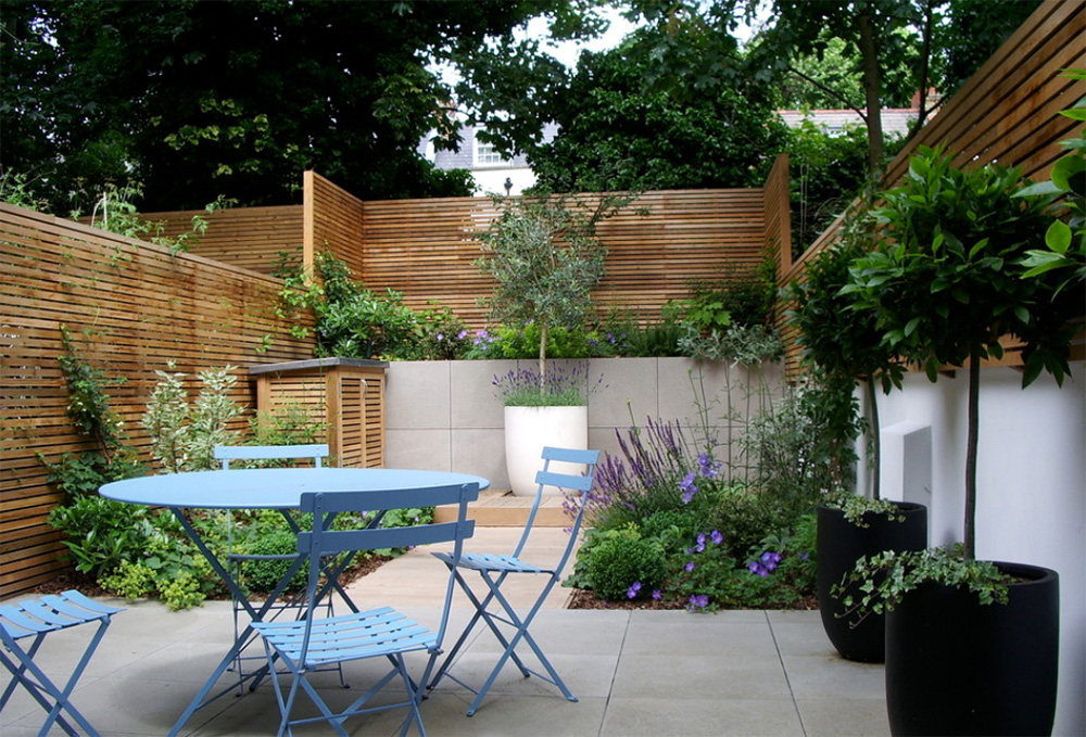 This is a fabulous way to add height and drama to what is essentially a small courtyard garden, and the sense of privacy gives a feeling of a secluded oasis. Garden design by Jenny Bloom Garden design. 