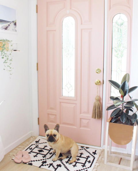 This front door, painted the softest of pastel pinks looks so grown up and chic that it’s hard to resist.