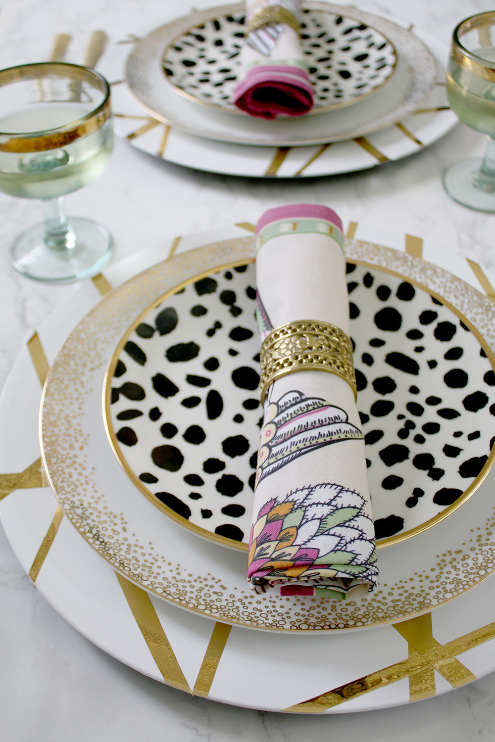 Cool DIY ideas for your home. Decorative gold charger plates by Swoon Worthy.