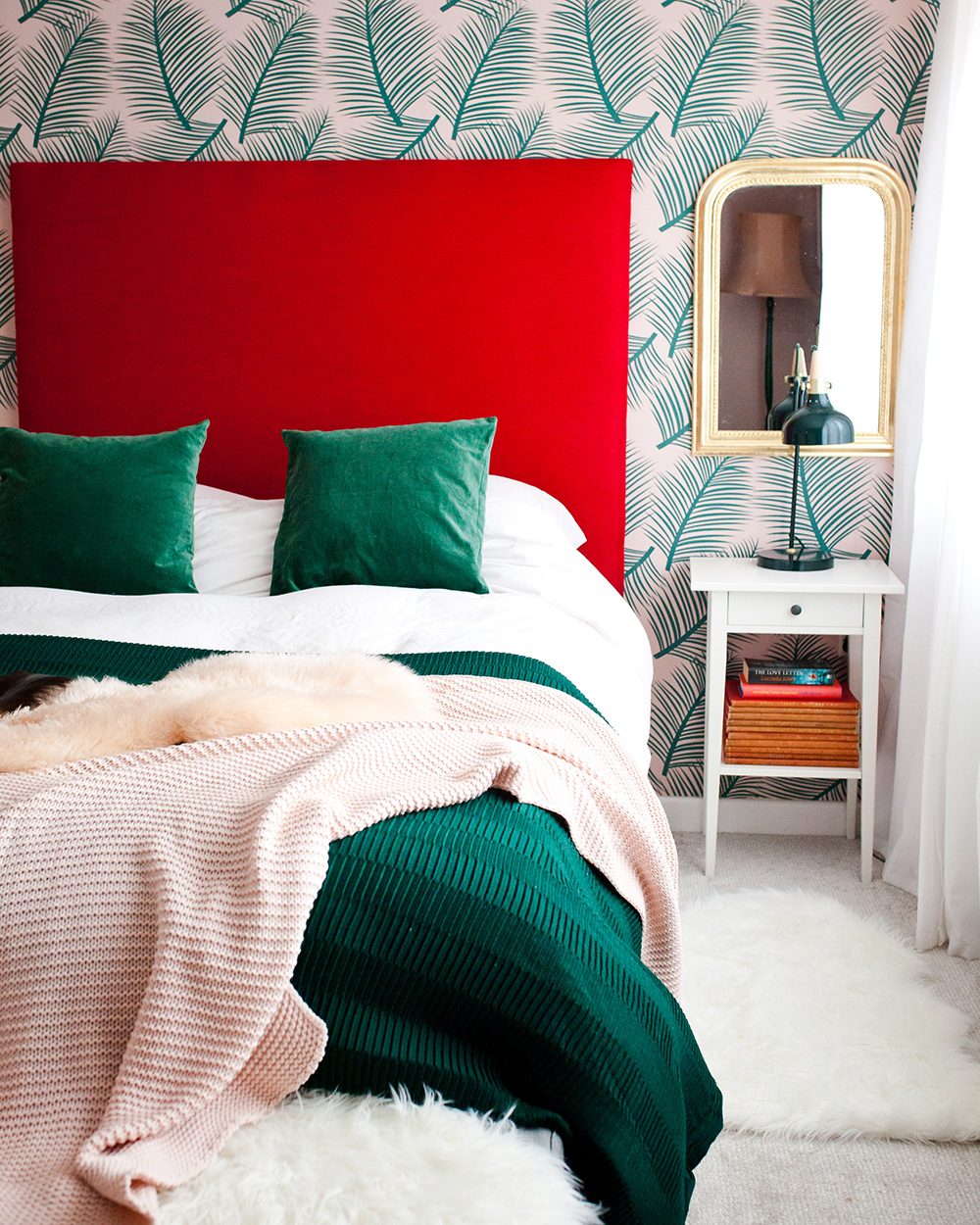 Red and green colour scheme / bedroom decor