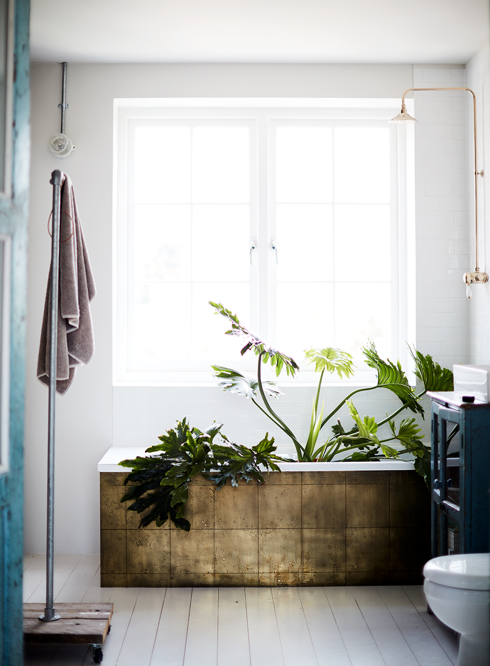 bathroom brass tiles