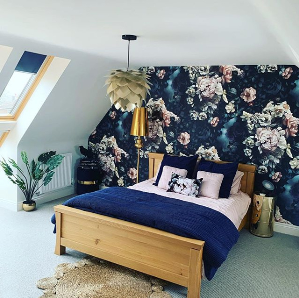 Bedroom design ideas - dark floral wallpaper. Image by @boldandbrassy