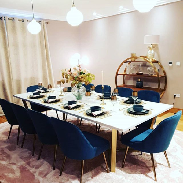 Glam, gold dining room. Image by @chendoxx