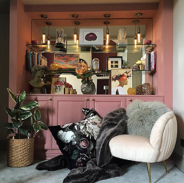 Pink living room with blush pink velvet armchair by Audenza. Image by @oakappledecor