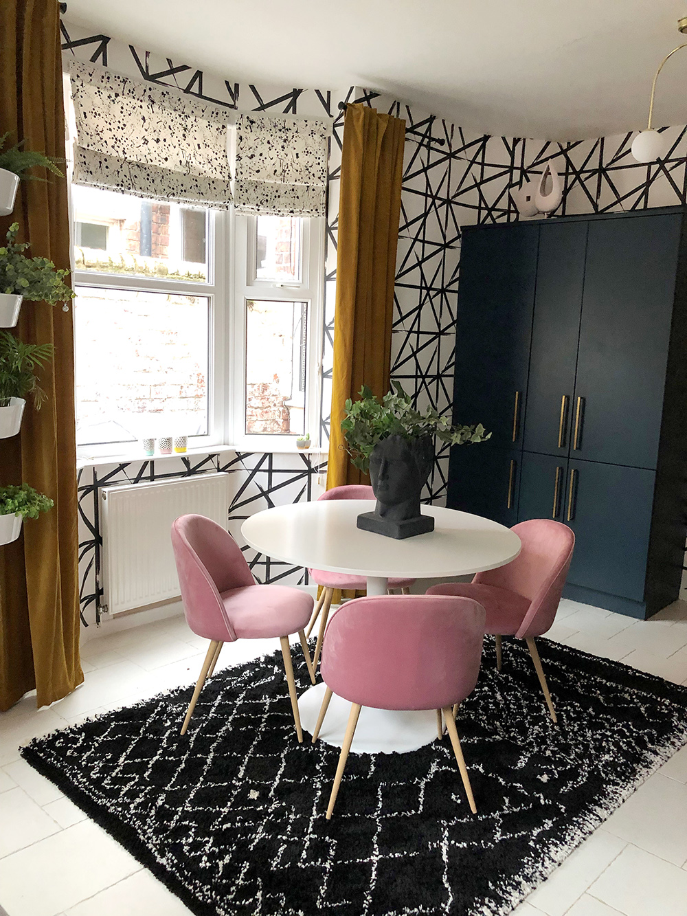 Monochrome and pink kitchen inspiration with geometric wallpaper. 