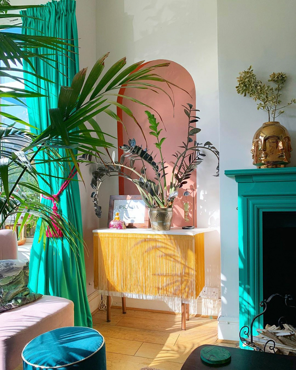 Gorgeous living room with mustard and teal accents, which masters the art of colour blocking.