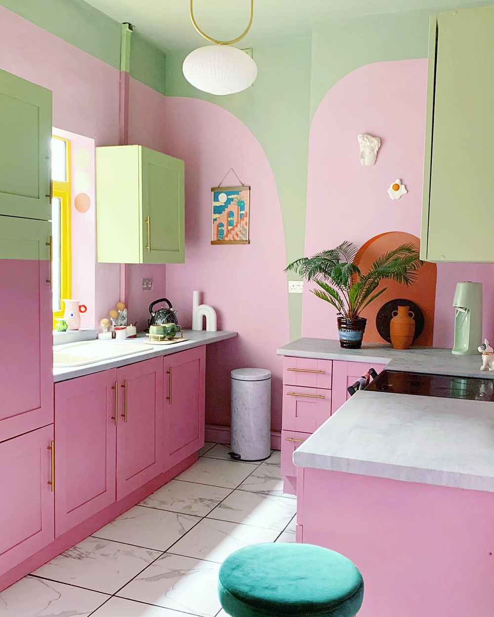 Pink and green kitchen decor using unusual paint effects to create a gorgeous, colourful interiors