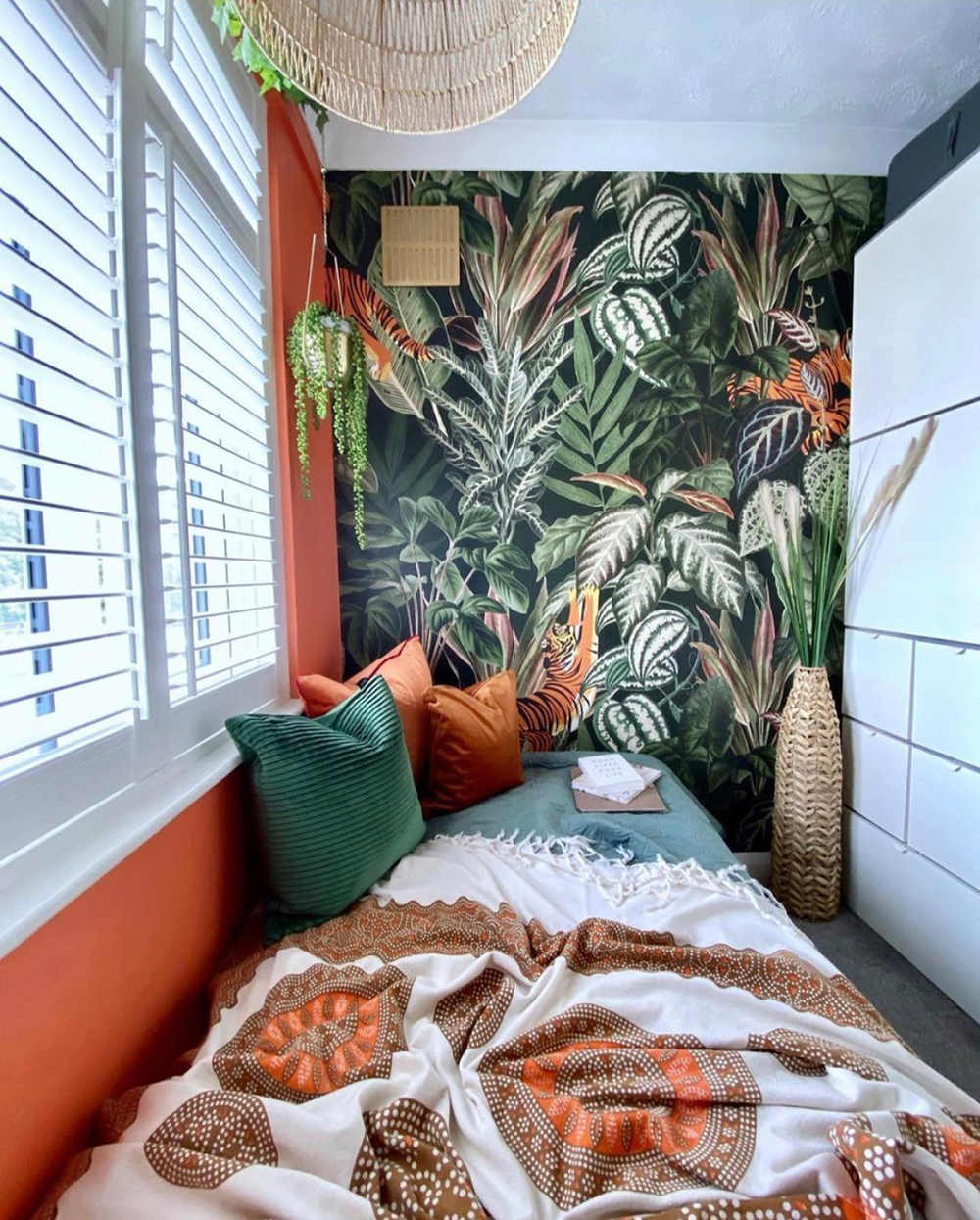 Small bedroom decor ideas with bold, tropical patterned wallpaper
