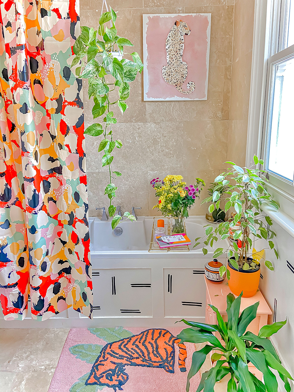 Stunning house tour of this colourful, bohemian rental home, with clashing patterns and lots of lush house plants.