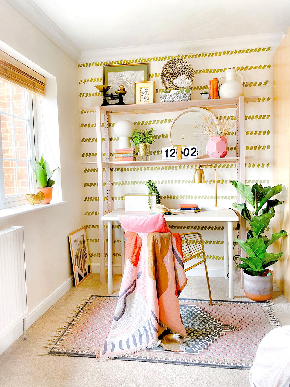Glamorous and feminine home office inspiration