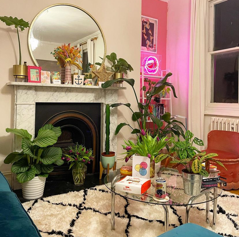 Our Neon Lips Box Light and Queen of Diamonds Art Print styled beautifully in the eclectic home of @rosieposiebtn